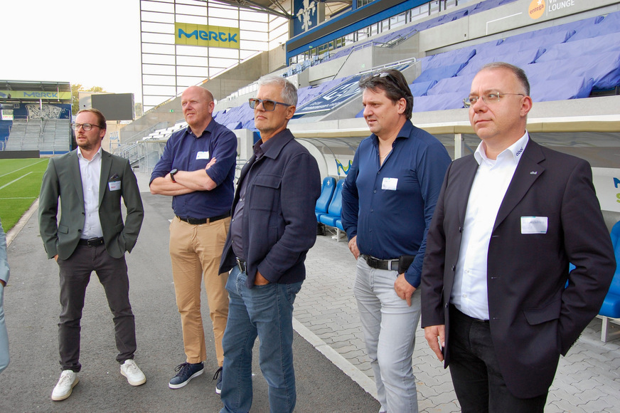 On and Off the Pitch: Die Teilnehmerinnen und Teilnehmer beim Kick-off Meeting zum Suppliers’ Club blickten hinter die Kulissen des Stadions am Böllenfalltor, wo u.a. die Klaes GmbH & Co. KG ihre Kundinnen und Kunden zu den Heimspielen der Lilien einlädt.