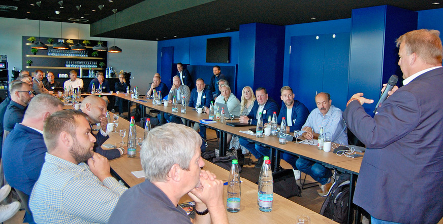 Thomas Reinert fasste die wichtigsten Ergebnisse des Gründungstermins in der VIP Loge des Stadions am Böllenfalltor zusammen, blickte voraus: Kommunikationsstrukturen intern wie extern, die Bildung bestimmter Themengruppen, Fortschreibung des persönlichen Austauschs stehen u.a. auf der Agenda.