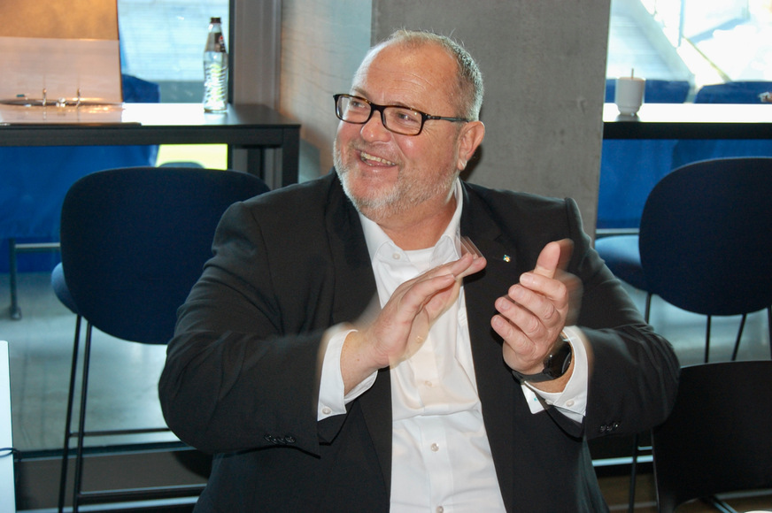 Jens Johanni darf als geistiger Vater im Suppliers’ Club bezeichnet werden – inspiriert durch die Hessischen Fenstertage in Bad Wildungen und ein profine Treffen 2007 in Nürnberg mit allen Außendienstmitarbeitern für Bayern und Baden-Württemberg, greift er die Idee für eine Lieferanten Plattform wieder auf.