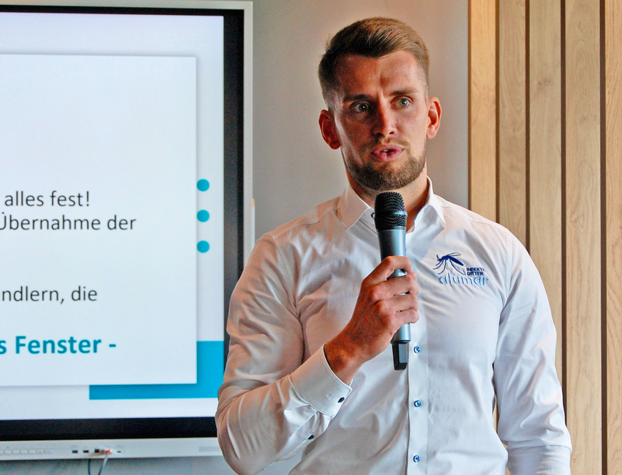 Robin Titzkus von ALUMAR bietet Fensterherstellern die Möglichkeit, mit innovativen Insektenschutz Lösungen zusätzliche Erlöse zu erzielen und das Produkt Fenster komforttechnisch aufzuwerten.