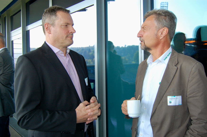 Martin Rauscher (li.), Geschäftsführer Zuani Deutschland GmbH, und Siegfried Weber, Regional-Verkaufsmanager bei der Michael Weinig AG: Heute geht es mehr denn je darum, Konzepte anstelle einzelner Produkte zu verkaufen – Netzwerke helfen dabei, so wie im Suppliers’ Club.