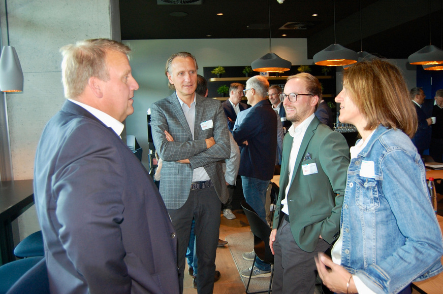 Mehr als 25 Unternehmen sind der Einladung von Initiatoren wie Thomas Reinert (li.) von der Firma GUTMANN gefolgt, um in der Zusammenarbeit zwischen den Marktsegmenten Energien und Interessen von Lieferanten zu bündeln – zum Vorteil nicht zuletzt der Kunden. Mit in den meisten Produktgruppen einem Vertreter muss sich auch niemand um Compliance sorgen im Suppliers’ Club.