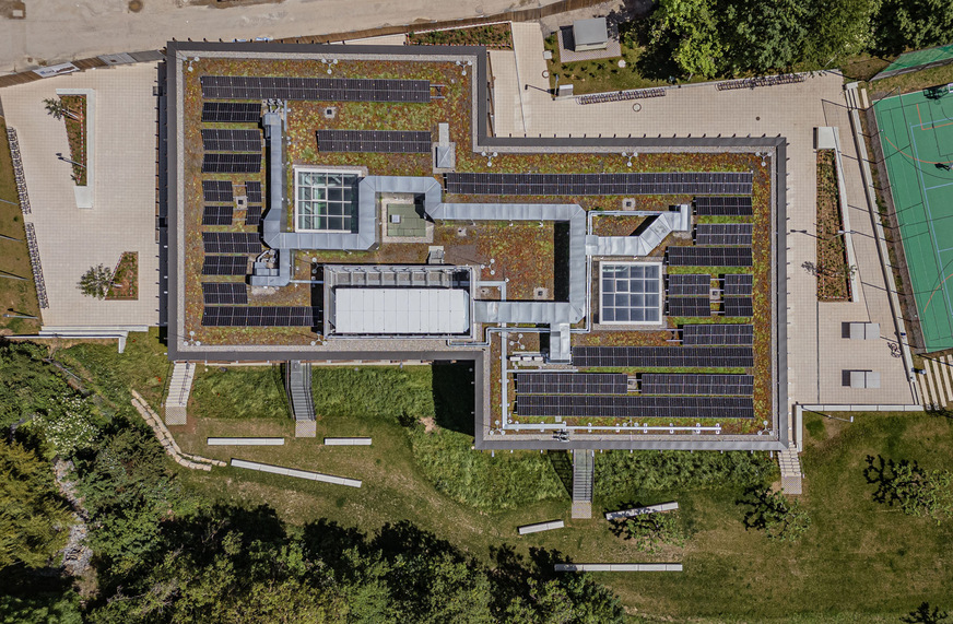 Der Neubau der Glemstalschule Schwieberdingen-Hemmingen unterliegt einem umfangreichen Energie- und Nachhaltigkeitskonzept. Dazu gehören u.a. PV-Module auf dem Dach, die das Tageslicht nach innen leiten.