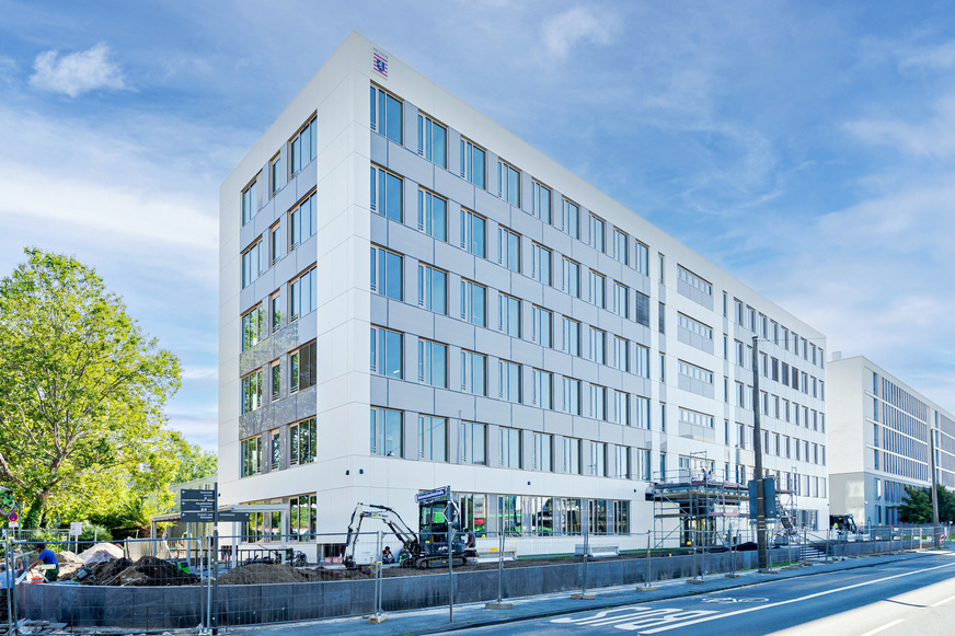 Diese Fassade ist mit farbigen Sunovation PV-Elementen ausgestattet. Die Platingraue Farbe wurde von der Ceramic Colors Wolbring GmbH speziell für das Gebäudeprojekt entwickelt.