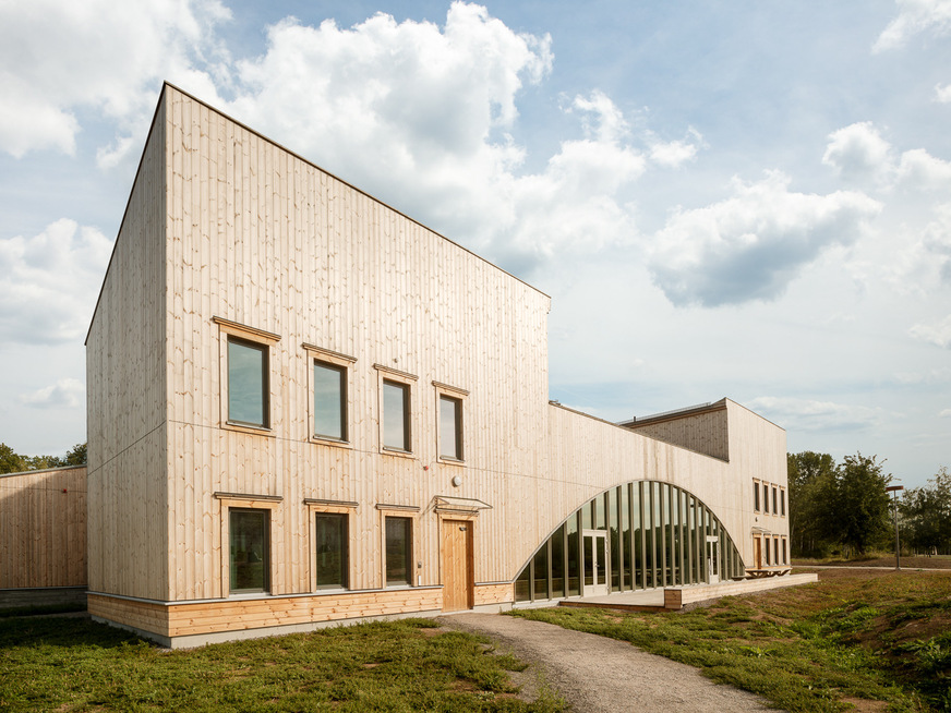 ConverLight integriert eine hochentwickelte, schaltbare elektrochrome Folie zwischen den Glasschichten, über die sich Tönung der jeweiligen Glases regulieren lässt.