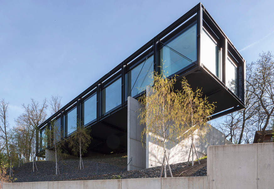 Die Villa ragt wie eine Brücke in die Landschaft.
