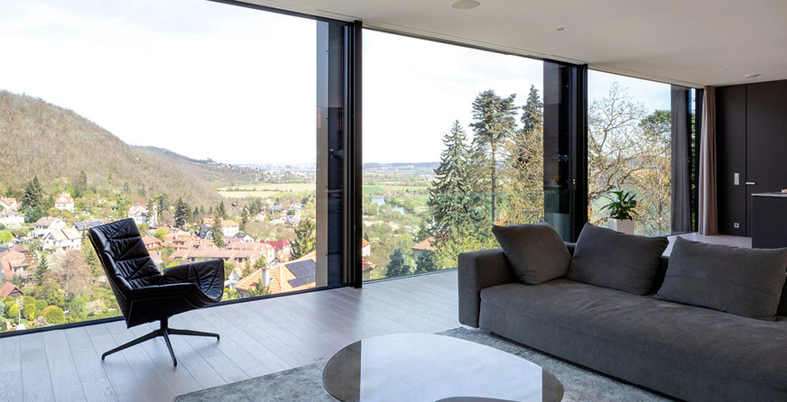 Die Verbindung von Licht und Aussicht schafft ein einzigartiges Wohngefühl.