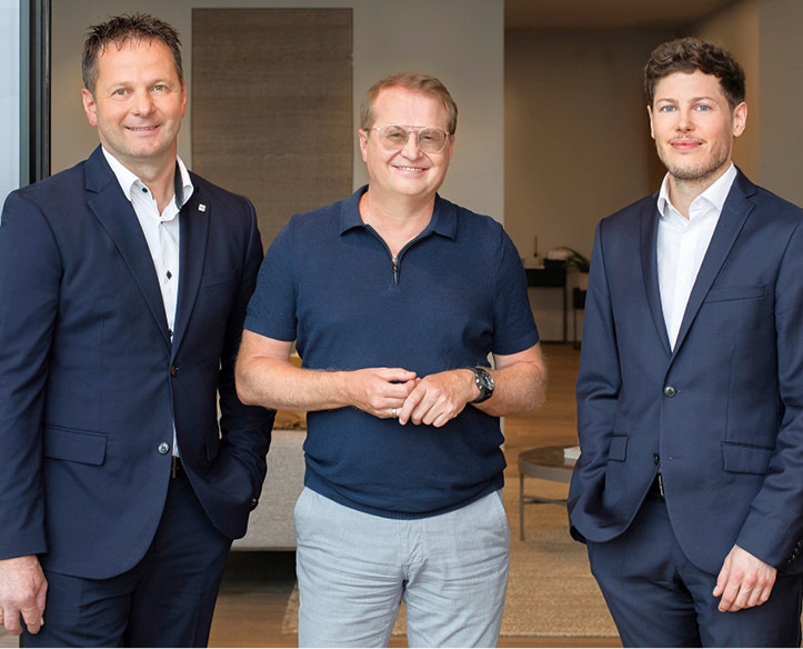 Gerhard Kasbauer komplettiert das Trio der Geschäftsführung der Josko-Scheuringer Gruppe und Josko Fenster und Türen. Am Bild (v.l.): Gerhard Kasbauer (COO), Johann Scheuringer (CEO und Mehrheitseigentümer), Stefan Wagner (CSO & CFO).