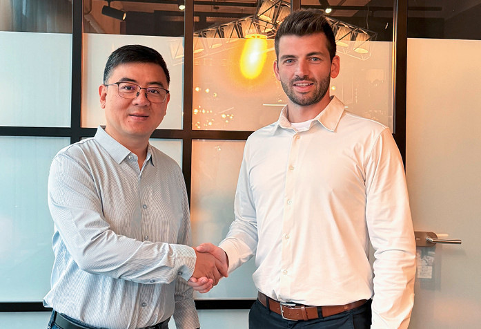 Johnny Li, Sales- und Marketing-Direktor North Glass (l.), und Laurin Weidner, Vertriebsleiter DACH bei Holger Kramp, freuen sich über die Zusammenarbeit.
