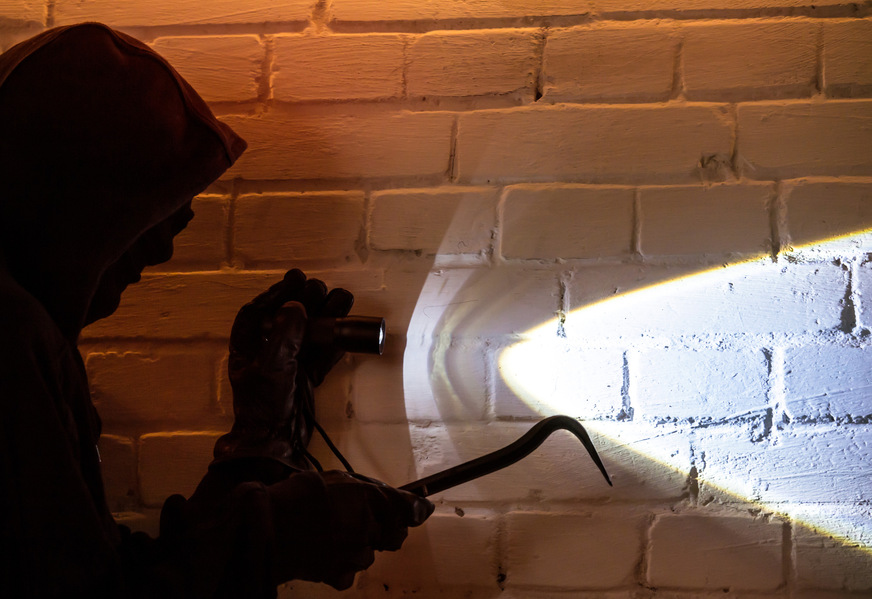 Einbrecher nutzen gern den Schutz der frühen Dämmerung von Herbst und Winter. Stimmt es aber, dass Einbrecher häufig nachts kommen? Und ist vielleicht die Alarmanlage eine sinnvolle Alternative? Wir räumen auf mit den Mythen rund um den Einbruchschutz.