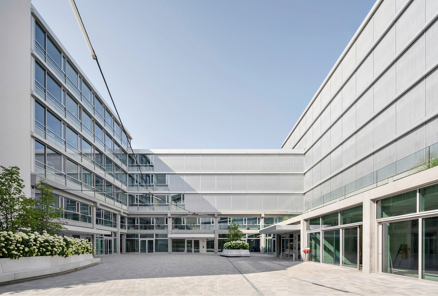 Eine in die Steuerung integrierte Jahresverschattung berücksichtigt den Sonnenstand im Jahresverlauf und berechnet auf dieser Basis, welche Fensterflächen zu welcher Tages- und Jahreszeit von der umliegenden Bebauung verschattet werden.