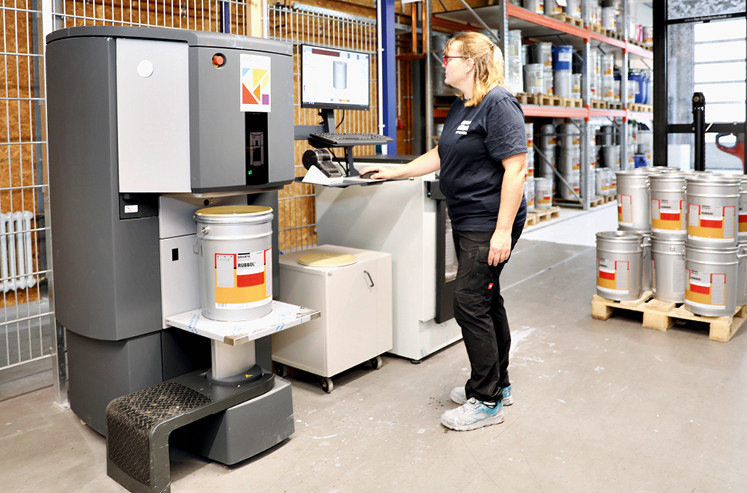 Petra Sanow am Farbmischer﻿