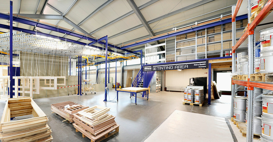 Ein Blick in die Werkhalle mit Spritzroboter und dem neuen ­Sikkens&nbsp;­Tinting&nbsp;Area.