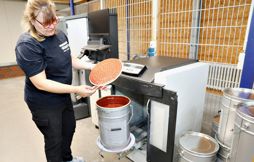 Die Basen für den Beschichtungsaufbau werden palettenweise im Hochregallager eingestellt und in auftrags­bezogenen Mengen mittels der Pasten in der Mischanlage abgetönt.
