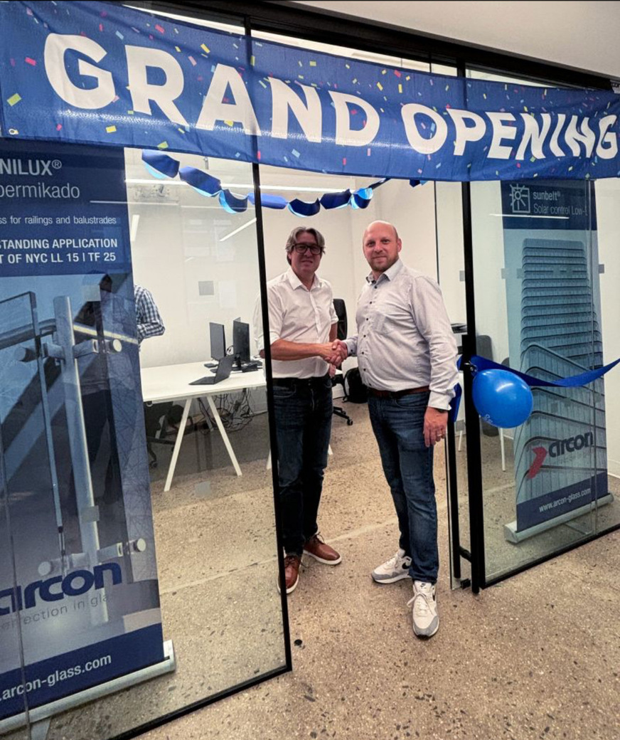 Andreas Winter (arcon GF, links) und Florian Batikei (GF arcon USA) bei der Eröffnung der arcon Niederlassung in Jersey City, USA.