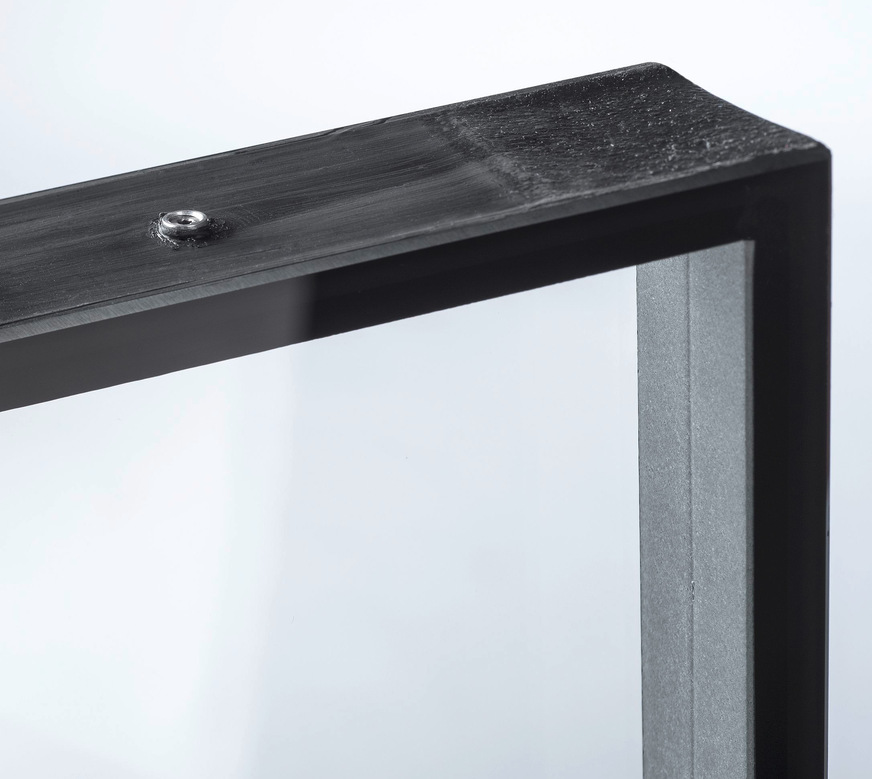 Hier eine Isolierglas-Einheit mit Swisspacer Abstandhaltern, inklusive Swisspacer Air (in Silberfarbe) für den Druckausgleich im Isolierglas.