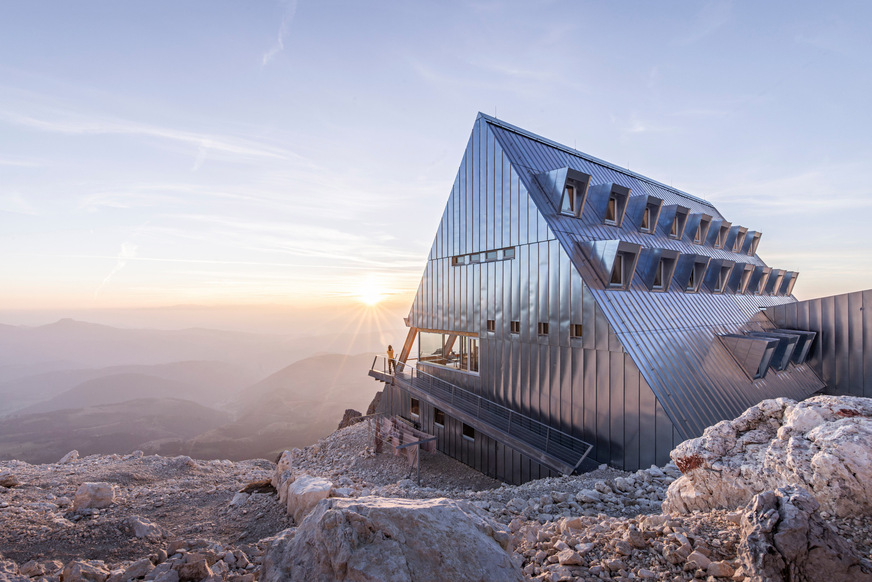 Die Fassadengläser dieses Gebäudes in dem Alpen sind mit Produkten von Swisspacer ausgestattet.