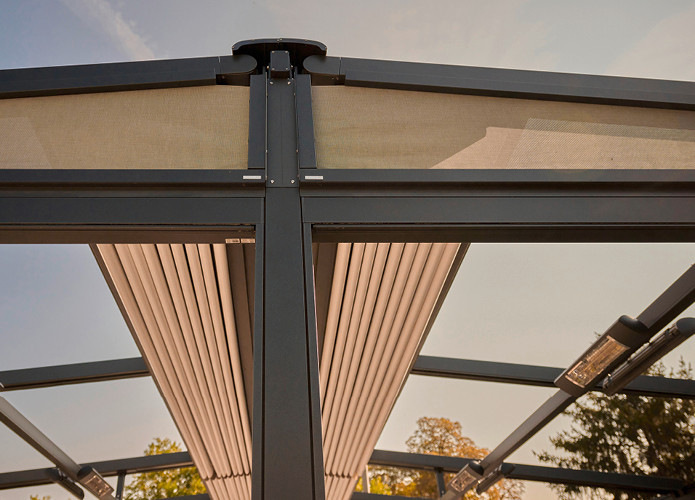 Die Faltbehänge werden zur Mitte der ­Konstruktion zusammengefahren.