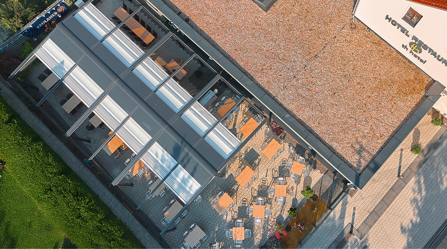 Das faltbare Tuch der pergola stretch wird auf schienengeführten Stützprofilen bewegt, und als perla FR ausgeführt, das in 20 Farbdessins verfügbar ist. 