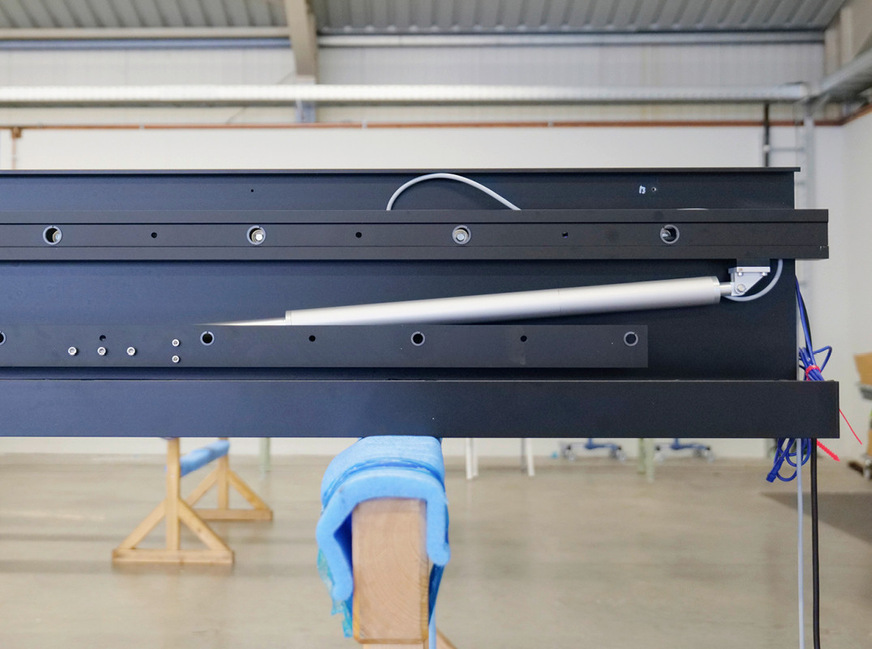 Der Motor für die Lamellensteuerung ist bei der Lieferung bereits in einem der seitlichen Rahmenelemente verbaut.