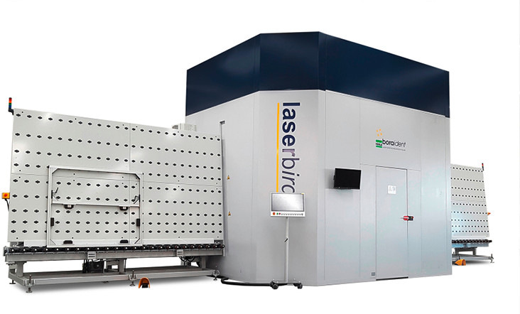 Mit dem Laserbird lässt sich Standard-Floatglas ­upgraden, indem die Beschichtung strukturiert oder ­modifiziert wird. Zudem kann durch den Laser eine Vogel­schutzfunktion umgesetzt werden.