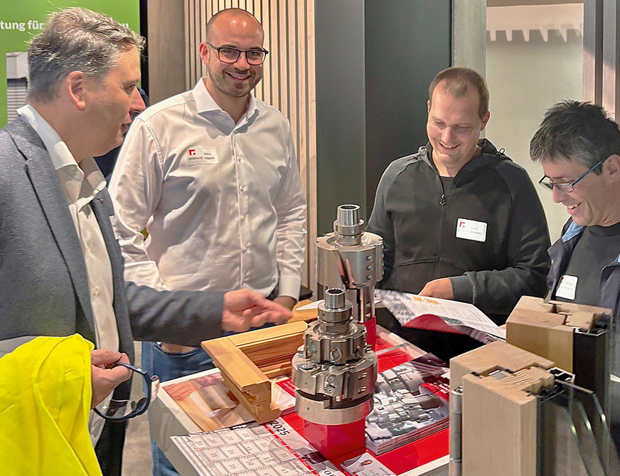 Bernd Jörg (l.) und Niko Hägele (2.v.l.) von Oertli beim Austausch.