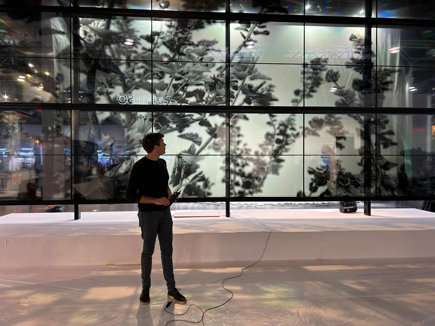 Die VideowindoW-Fassade mit biophilem Blendschutz war eines der Highlights der diesjährigen glasstec Sonderschau „glass technology live“. Die Module bieten in Glasfassaden neue Möglichkeiten für die Nutzung informativer, unterhaltender und werblicher Inhalte.&nbsp;