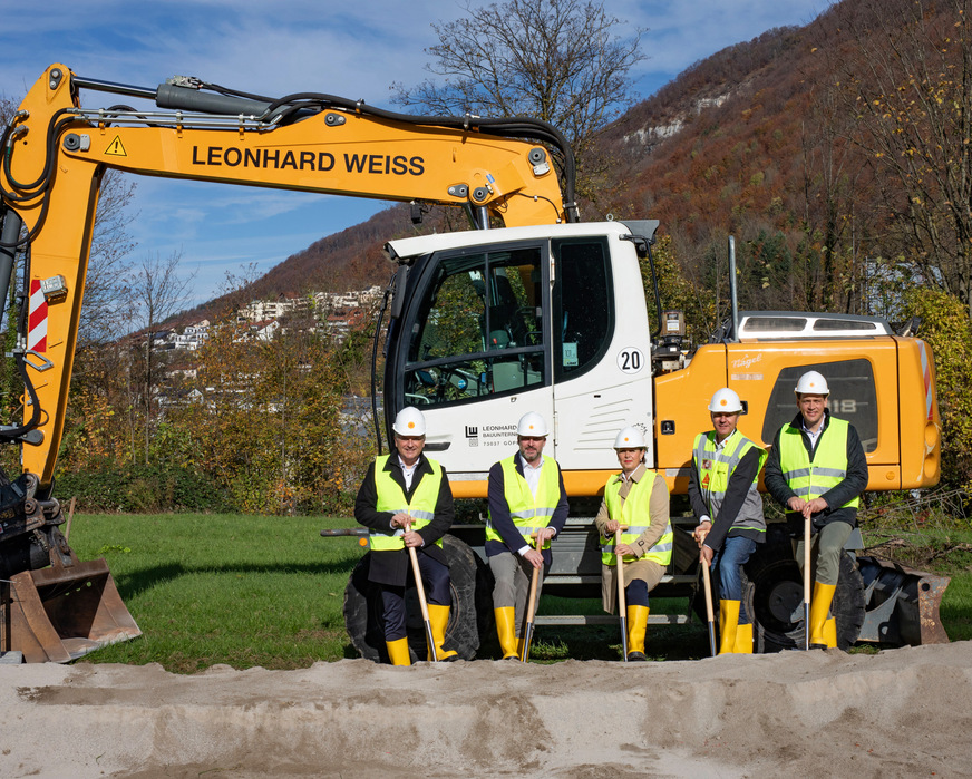 Der Spatenstich für das neue Technical Service Center ist erfolgt (v.l.: Frank Holzäpfel (Geschäftsbereichsleiter Construction), Johannes Schulze (Bereichsleiter Industrie), Daniela Schmiedle (Geschäftsführerin der Sika Deutschland GmbH), Arne Seebode (Head of Operations EMEA), und Jan-Peter Witthus (Head Advanced Resins EMEA)).