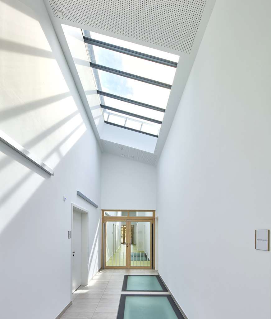 Vom Einfall des Sonnenlichts in das OG sollen auch Teilbereiche des EG profitieren. Begehbare Oberlichter, Walk-Ons von Glasolux, leiten einen Teil des Lichts in den darunterliegenden Flur weiter.