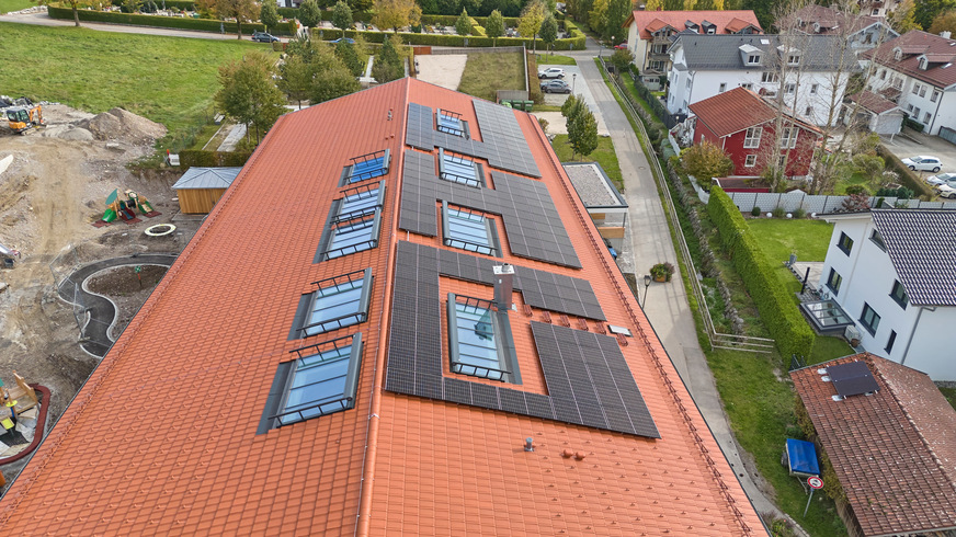 Das Dach der neuen Kinderkrippe wird vielseitig verwendet. Die PV-Anlage liefert Strom u. a. für die Luft-Wärmepumpe, während neun Lichtbänder von Glasolux das lichtdurchflutete Interieur prägen.