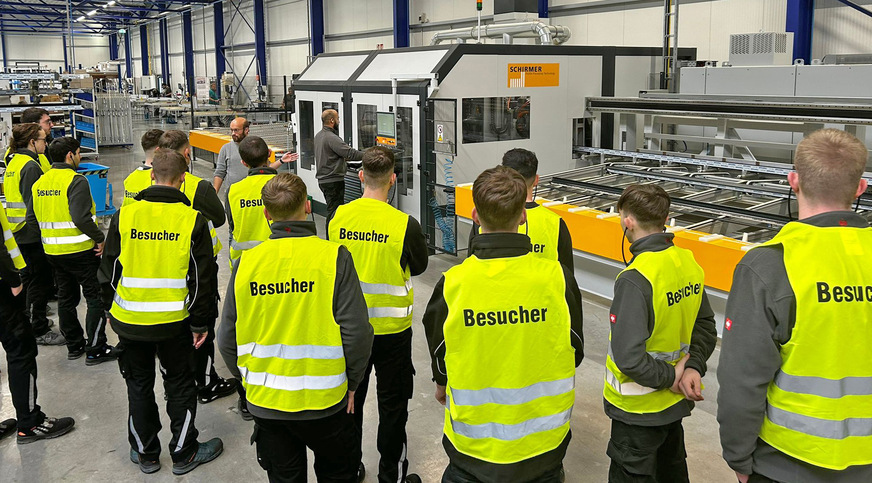 16 Schirmer-Azubis aus dem technisch-mechani­schen Bereich erlebten die Bearbeitungszentren in der Anwendung beim Bauele­mentehersteller Wirus.