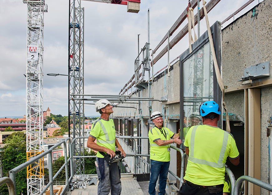 Die 50 Jahre alte Bandfenster-Fassade aus Aluminium und Glas wurde komplett rückgebaut.