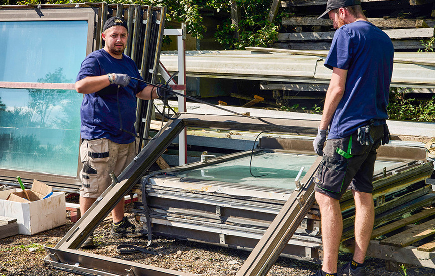 Auf dem Werksgelände von Heinrich Würfel wurden die alten Fenster entglast und die Materialien dann sortenrein getrennt.