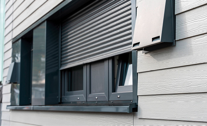 Die neuen Fenster wurden schon in der Fabrik in die Fassadenmodule eingebaut und mit insgesamt 468 Vorbau-Rollläden V4 bestückt.