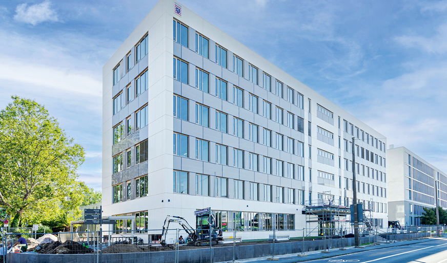 Individuell gestalte Fassade: Diese Fassade ist mit farbigen Sunovation PV-Elementen ausgestattet. Die Platingraue Farbe wurde von der ­Ceramic Colors Wolbring GmbH speziell für das Gebäudeprojekt entwickelt.
