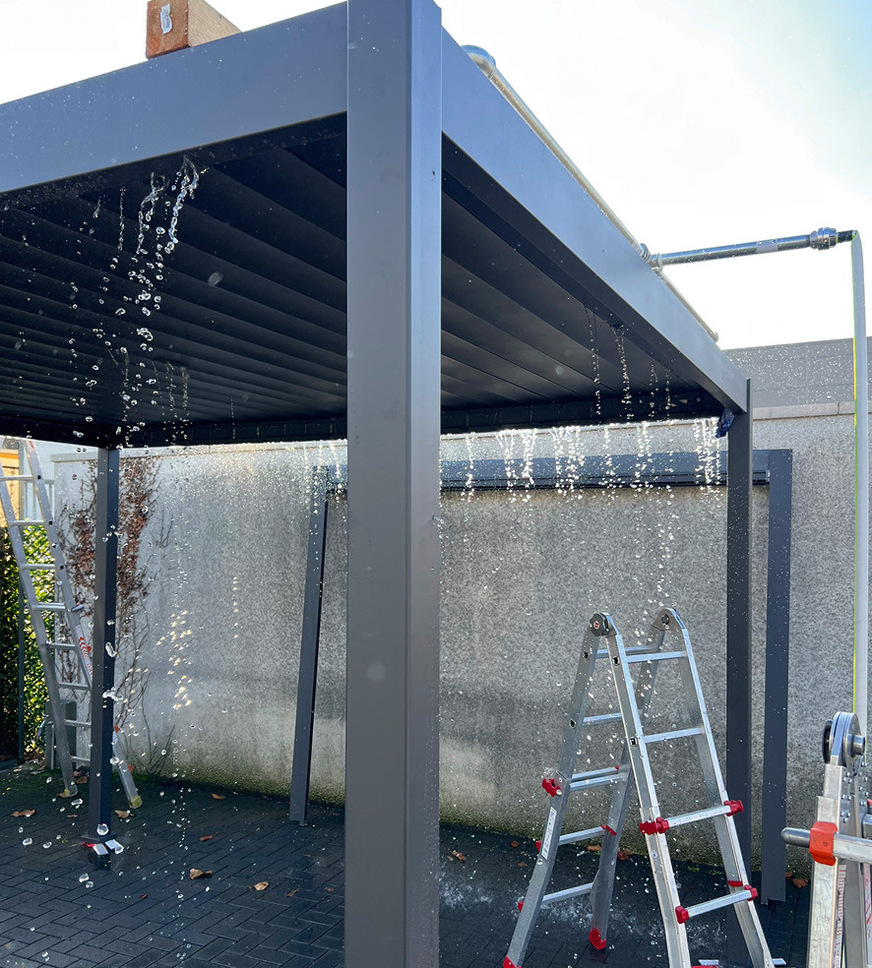 Bei Starkregen schaffen die Innenrinnen von 29 mm Breite und 24 mm Höhe den Wasserablauf nicht mehr.