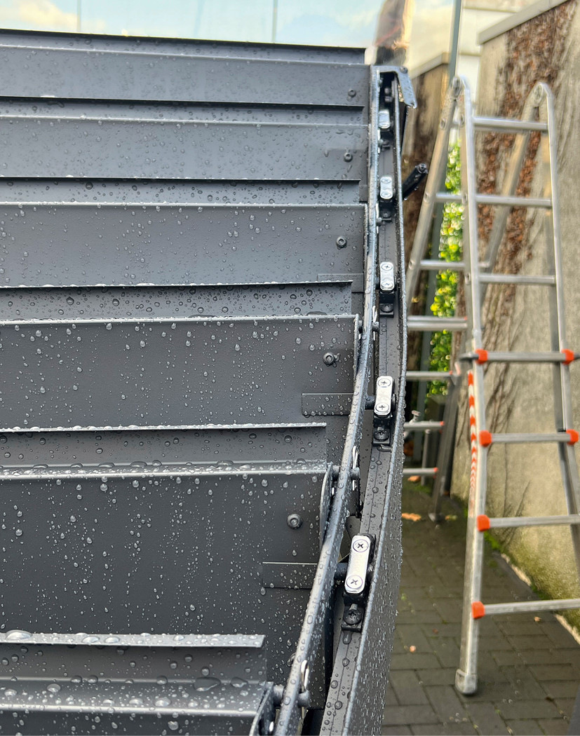 Die beiden Seitenholme haben beim Schneelasttest (geöffnete Lamellen) schon vor erreichen der Schneelastklasse 1 vollständig versagt, und sind komplett eingeknickt.