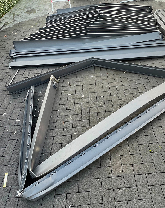 Nach dem Zerlegen der Pergola mit Lamellen zeigt sich deutlich das komplette Ausmaß der Verformungen der einzelnen. Alle Bauteile sind schwer beschädigt.