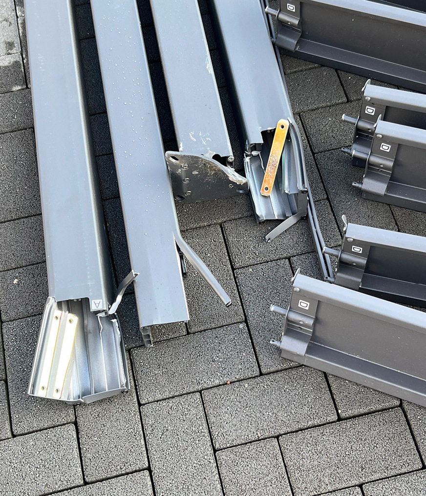 Kopf- und Fussteile der Standsäulen sind eingerissen und verformt. Das Gewicht einer Standsäule mit den Abmessungen 8,9 × 8,9 cm und einer Materialstärke von 2,2 mm liegt bei 5,8 kg.