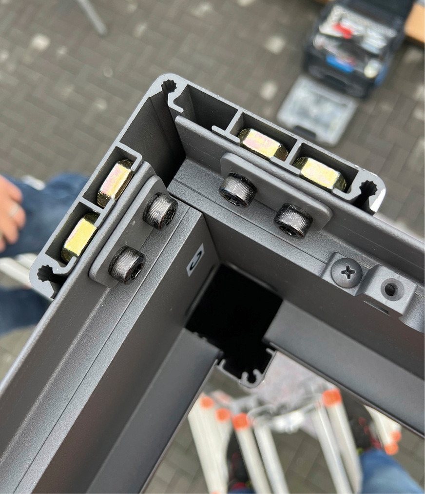 Die Standsäulen werden mit Klemmstücken mit den Rahmenprofilen verbunden. Die Grundkonstruktion besteht aus 8 Bauteilen, die ohne jede Gummiabdichtung etc. verklemmt werden.