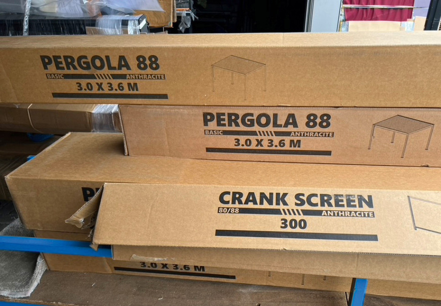 Das Lamellendach mit den Abmessungen 3 × 3,6 m und einem ZIP von 3 × 2,4 m bringen mit Verpackung roundabout 200 kg auf die Waage.