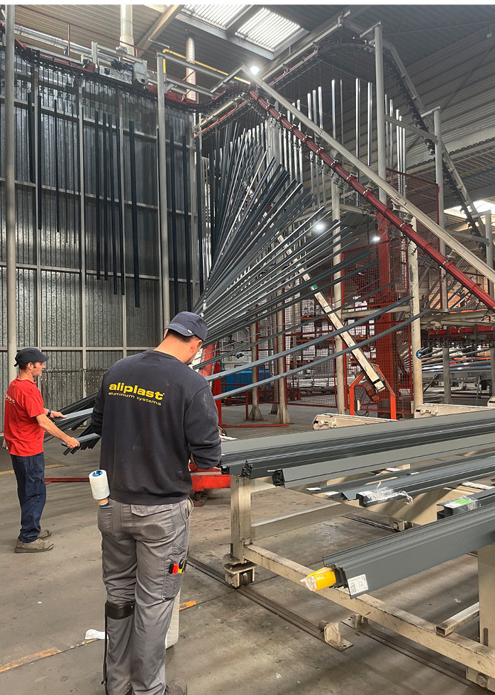 Ein Blick in die Produktion am Standort im belgischen Lokeren in die Beschichtung der Aliplast-Profile.