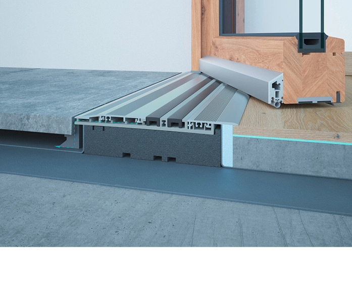 Wichtig: Wenn die Oberkante Fertigfußboden außen auf das Niveau der Oberkante vom ­Renovierungsprofil angehoben wird, ist auch ohne Bodeneinstand im ­Bestand ein kantenfreier und sturzpräventiver Übergang möglich.