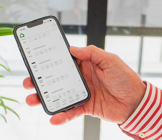Smarte Möglichkeiten: Mittels App auf seinem Smartphone kann Henk van Horne sowohl daheim als auch auf Reisen jederzeit selbst agieren, um beispielsweise die Screens zu schließen, oder den Status der Anlage zu kontrollieren