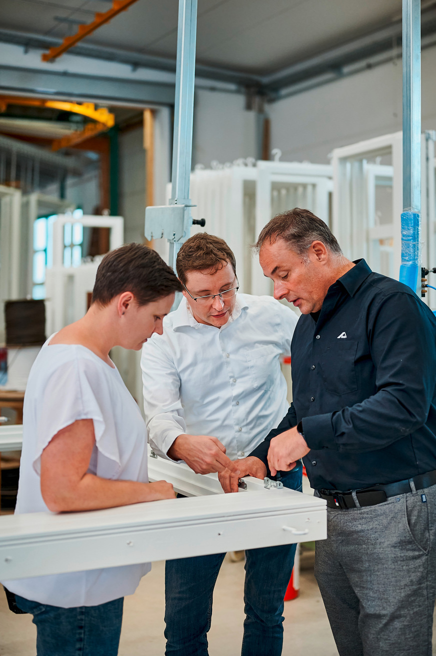 Seit vielen Jahren ein innovatives Team (von links): Katrin und Thomas Pötschke mit Roto-Kundenbetreuer Ingo Günthel.