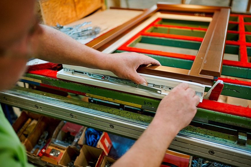 Drehkipp-Elemente fertigt die Tischlerei Pötschke mit Beschlägen aus dem Programm „Roto NX“. Die optimierte voll verdeckte Bandseite „Roto NX | C“ für Flügelgewichte bis 180 kg übernahm das Unternehmen als eines der ersten in Deutschland.