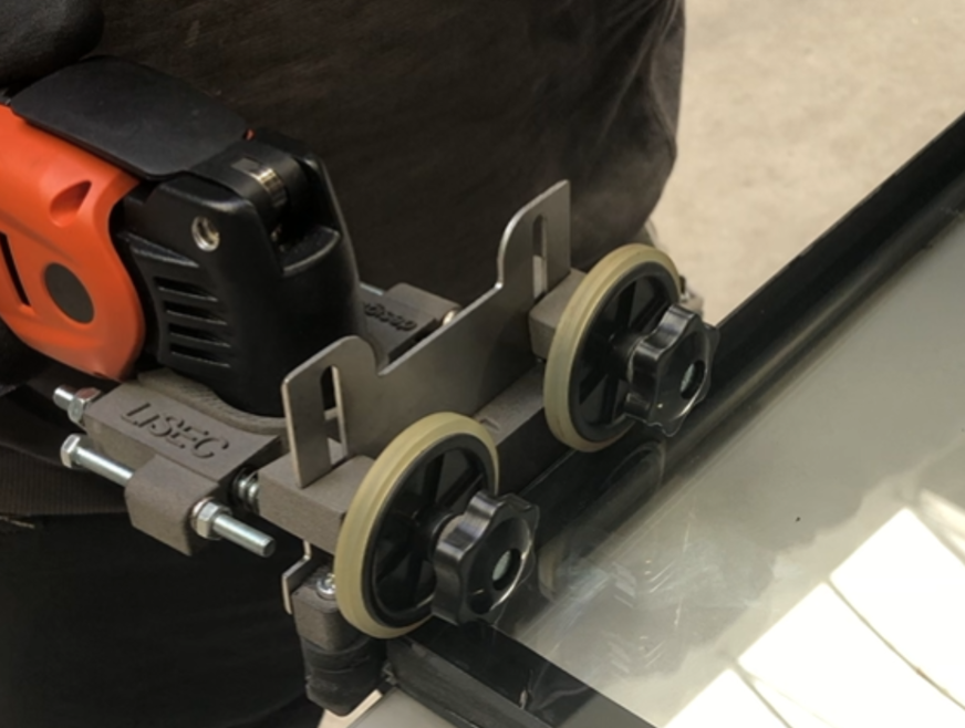 Das Handgerät IGD-A Manual besitzt ein spezielles Messer, dass ein einfaches Eindringen und Auftrennen von Glas und Abstandhalter erlaubt