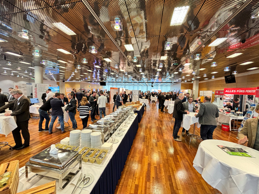 Ein wichtiger Teil des Fenster-Türen-Treffs: das Netzwerk-Potenzial in der Fachausstellung.