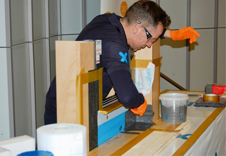 Wie immer eines der Highlights – Maik Neumann und (hier) Torsten Meyer von Triflex ­zeigen bei der Abdichtung der Nullschwelle von ALUMAT mit FLK Anwendungstechnik der Extraklasse.