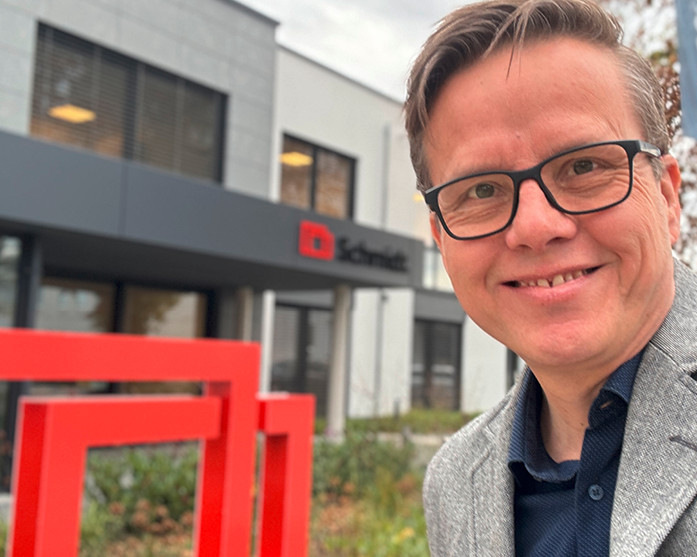 GW-Chefredakteur Daniel Mund vor dem Eingang des Spezialisten für Hebeschiebetüren Schmidt in Boke.